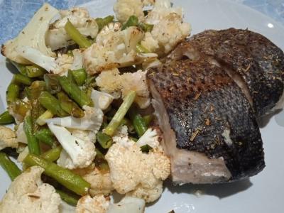 Lašiša, kepta su žiedine kopūstu ir pupelėmis pagrindine nuotrauka