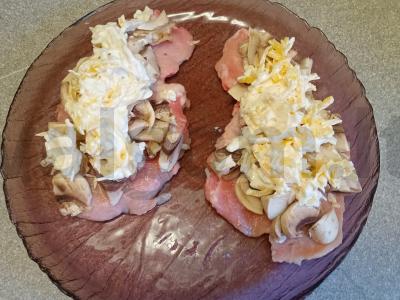 Kiaulienos šnicelis, keptas su pievagrybiais po sūriu Žingsnis 4