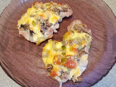 Kiaulienos šnicelis, keptas su pievagrybiais po sūriu pagrindine nuotrauka