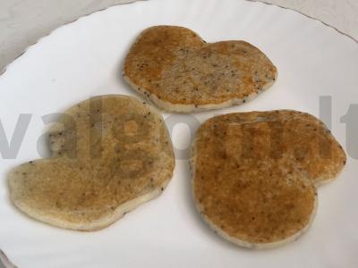 Širdelės blynai su aguonomis pagrindine nuotrauka