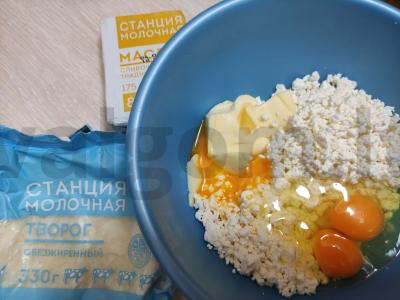 Varškės keksiukas su vyšniomis ir karameliniu streuseliu Žingsnis 1