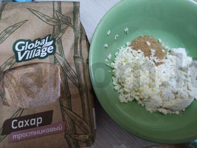 Varškės keksiukas su vyšniomis ir karameliniu streuseliu Žingsnis 3