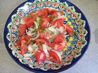 Salotas su vynuogių aliejumi prie plovo pagrindine nuotrauka