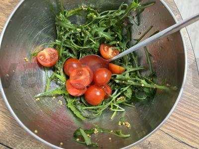 Šiltas salotas su tunu, avokadu ir rukola Žingsnis 4