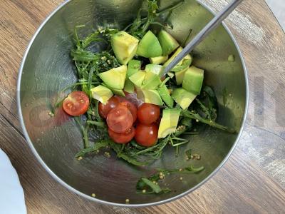 Šiltas salotas su tunu, avokadu ir rukola Žingsnis 5