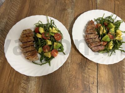 Šiltas salotas su tunu, avokadu ir rukola Žingsnis 9