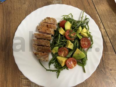 Šiltas salotas su tunu, avokadu ir rukola pagrindine nuotrauka