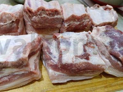 Namų kiaulienos krūtinėlė svogūnų lukštuose su česnaku Žingsnis 1