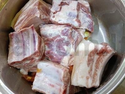 Namų kiaulienos krūtinėlė svogūnų lukštuose su česnaku Žingsnis 3