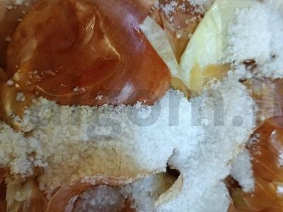 Namų kiaulienos krūtinėlė svogūnų lukštuose su česnaku Žingsnis 6