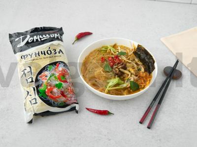 Vegetariškas sriuba su funchoza ir grybais pagrindine nuotrauka