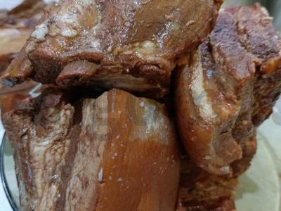 Namų kiaulienos krūtinėlė svogūnų lukštuose su česnaku Žingsnis 9