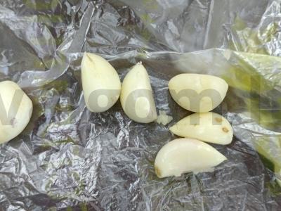 Namų kiaulienos krūtinėlė svogūnų lukštuose su česnaku Žingsnis 10