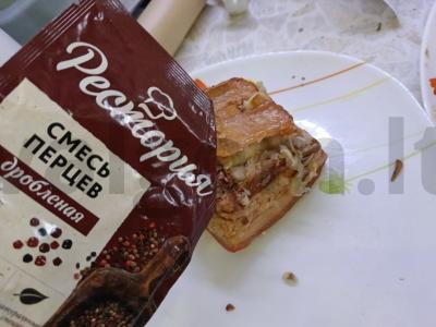 Namų kiaulienos krūtinėlė svogūnų lukštuose su česnaku Žingsnis 11