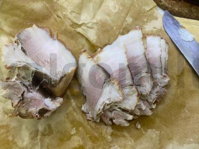 Namų kiaulienos krūtinėlė svogūnų lukštuose su česnaku pagrindine nuotrauka