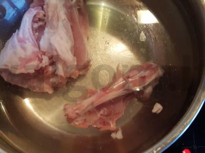 Lengvas triušienos sriuba su žvaigždutėmis makaronais ir itališkais prieskoniais Žingsnis 1