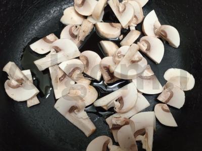 Karšti sumuštiniai su pievagrybiais ir mocarela Žingsnis 1