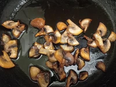 Karšti sumuštiniai su pievagrybiais ir mocarela Žingsnis 2