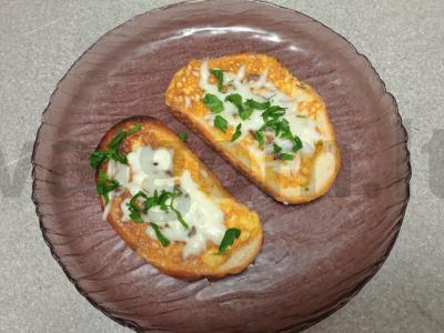 Karšti sumuštiniai su pievagrybiais ir mocarela pagrindine nuotrauka