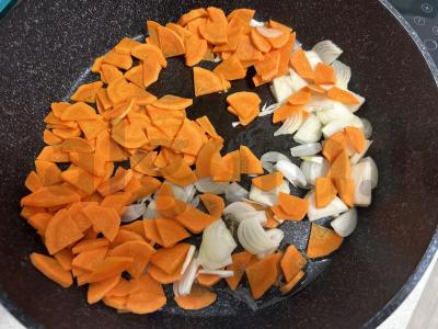 Švelnus triušis grietinėje su daržovėmis Žingsnis 1