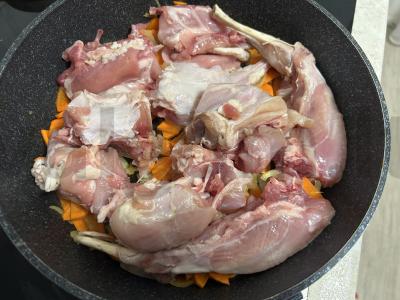 Švelnus triušis grietinėje su daržovėmis Žingsnis 2