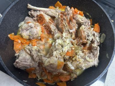 Švelnus triušis grietinėje su daržovėmis Žingsnis 3