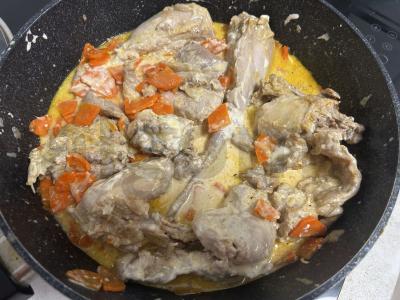 Švelnus triušis grietinėje su daržovėmis Žingsnis 5