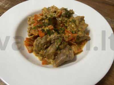 Švelnus triušis grietinėje su daržovėmis pagrindine nuotrauka