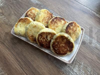 Varškėčiai su chia sėklomis pusryčiams pagrindine nuotrauka