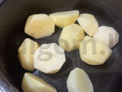 Virti bulvės su raugintais kopūstais Žingsnis 1