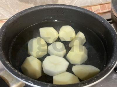 Virti bulvės su raugintais kopūstais Žingsnis 2