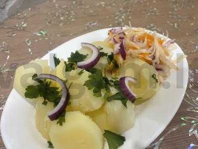 Virti bulvės su raugintais kopūstais pagrindine nuotrauka