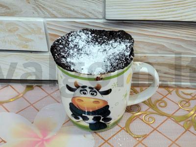 Drėgnas vanilinis-bananų keksas su kakava mikrobangų krosnelėje pagrindine nuotrauka