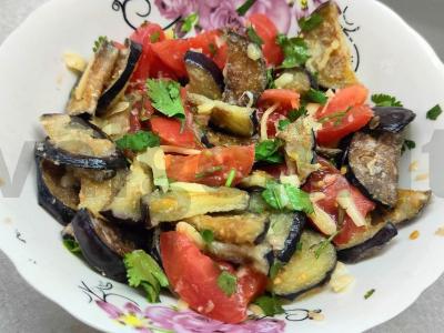 Šiltas salotas su baklažanais pagrindine nuotrauka