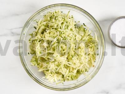 Cukinijų blynai su pomidorais ir žolelėmis Žingsnis 1