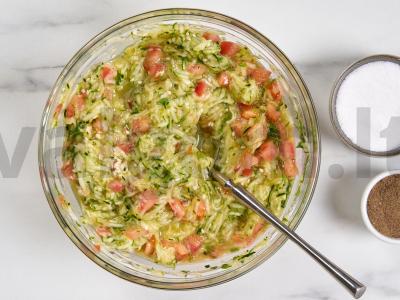 Cukinijų blynai su pomidorais ir žolelėmis Žingsnis 4