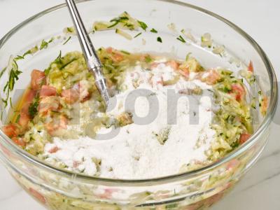 Cukinijų blynai su pomidorais ir žolelėmis Žingsnis 5