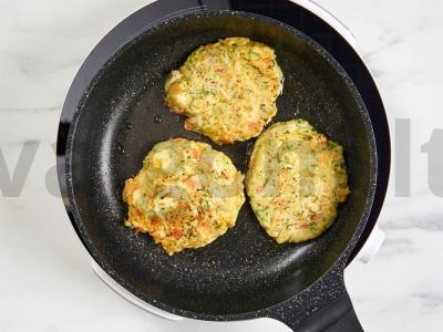 Cukinijų blynai su pomidorais ir žolelėmis Žingsnis 6