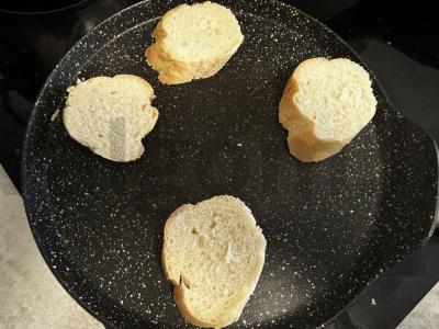 Brusketa su silpna sūdyta žuvimi ir pomidorais Žingsnis 1