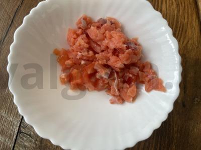 Brusketa su silpna sūdyta žuvimi ir pomidorais Žingsnis 3