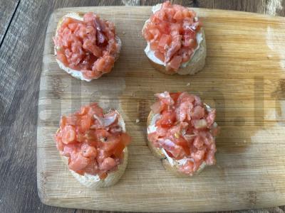 Brusketa su silpna sūdyta žuvimi ir pomidorais Žingsnis 6