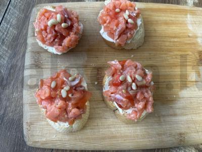 Brusketa su silpna sūdyta žuvimi ir pomidorais Žingsnis 7