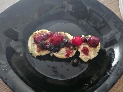 Oro varškėčiai su uogomis pagrindine nuotrauka