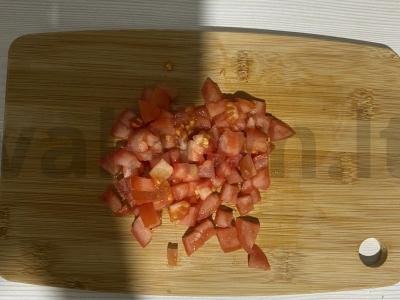 Neįprasta kiaušinienė su pomidorais pusryčiams Žingsnis 1