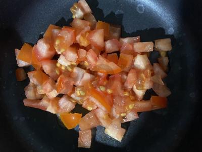 Neįprasta kiaušinienė su pomidorais pusryčiams Žingsnis 2