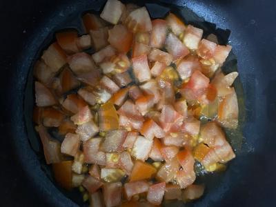 Neįprasta kiaušinienė su pomidorais pusryčiams Žingsnis 3