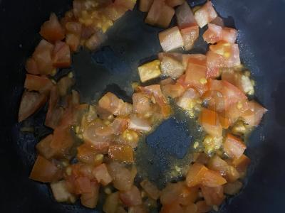 Neįprasta kiaušinienė su pomidorais pusryčiams Žingsnis 4