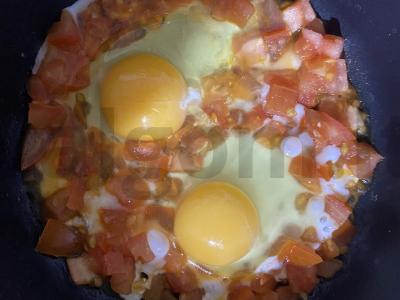 Neįprasta kiaušinienė su pomidorais pusryčiams Žingsnis 5