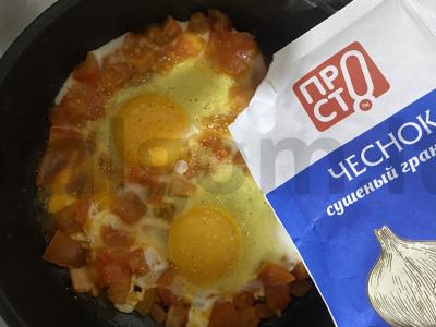 Neįprasta kiaušinienė su pomidorais pusryčiams Žingsnis 6