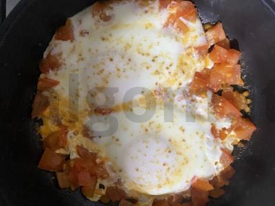 Neįprasta kiaušinienė su pomidorais pusryčiams Žingsnis 7